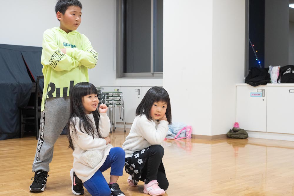 男の子1人と女の子2人がポーズを取っている写真