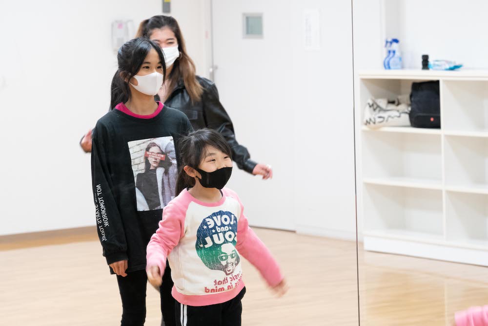 女の子2人がGATEのダンスレッスンを受けている様子