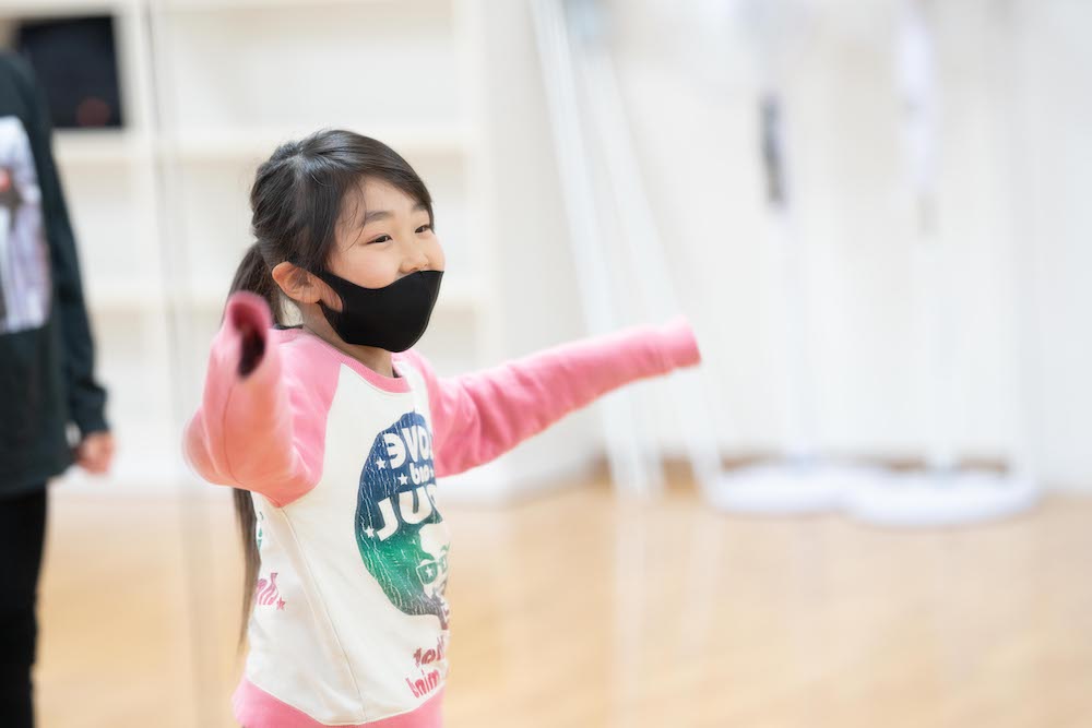 GATEの生徒が笑顔で踊っている様子