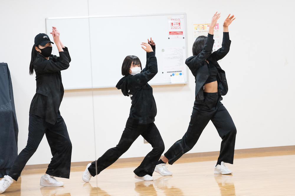 10代後半の女の子3人がダンスレッスンを受けている様子