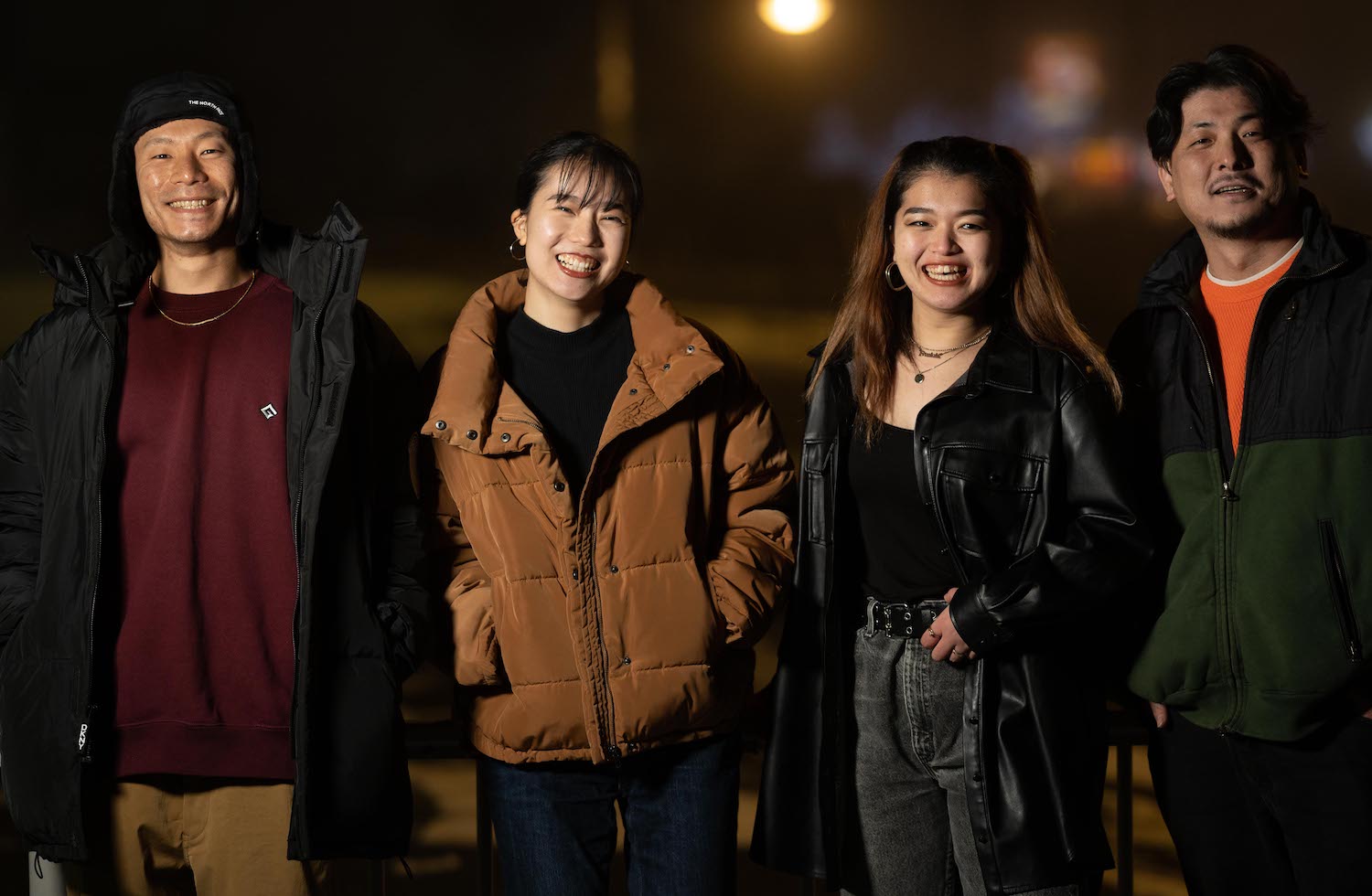 GATEのインストラクター4人が並んで笑っている写真