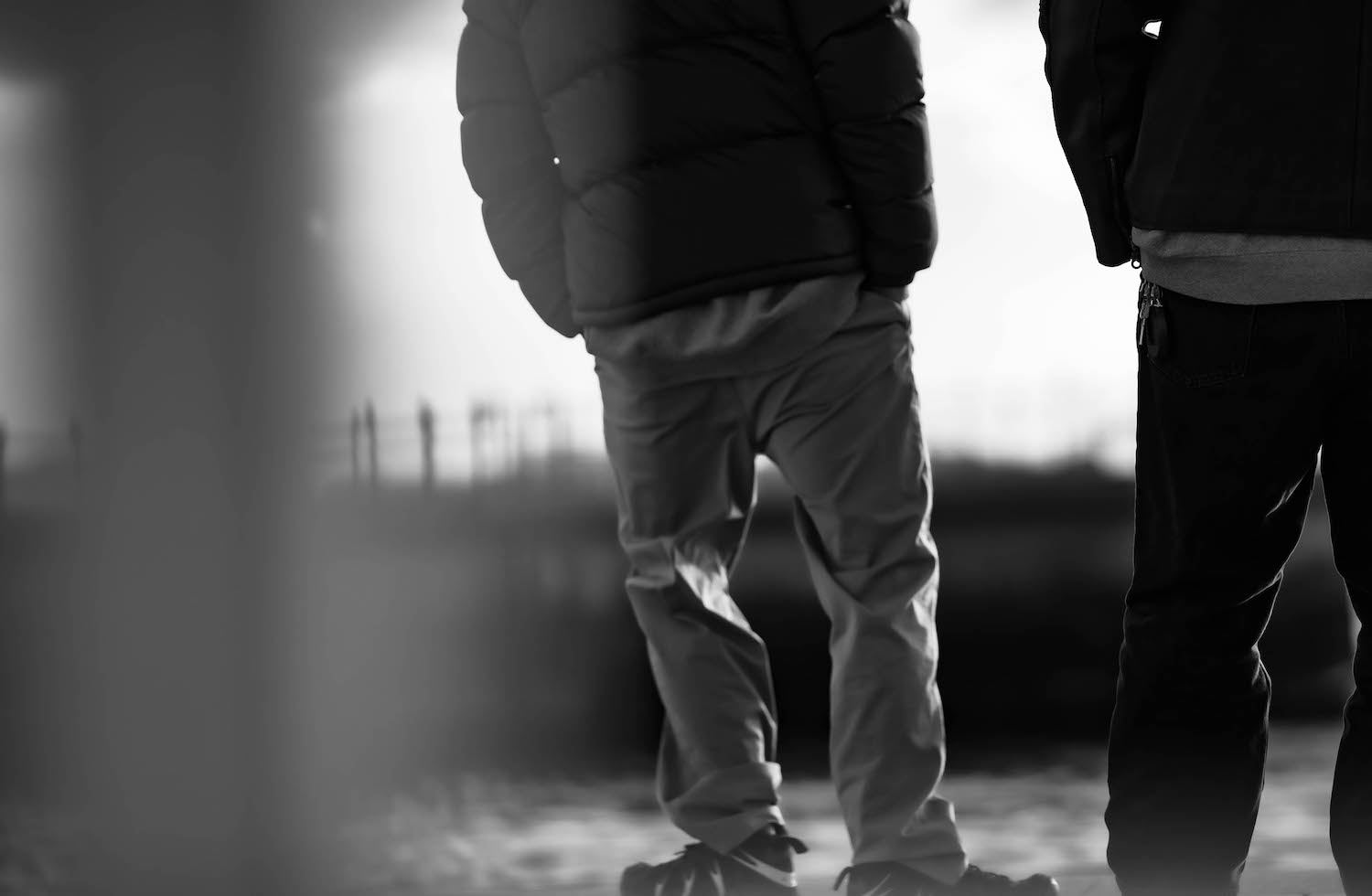 インストラクターが背中を向けている白黒写真