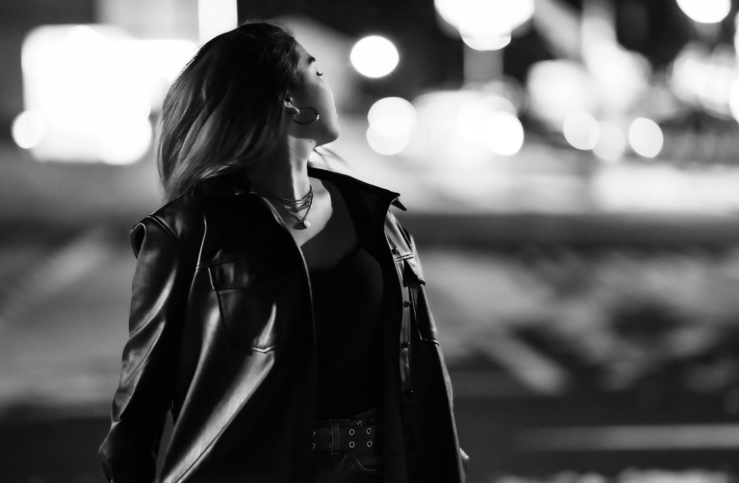 レンナが背面を向いてる白黒写真