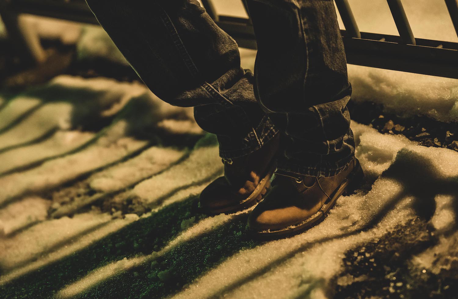 インストラクターの足元のみが移っているセピア調の写真