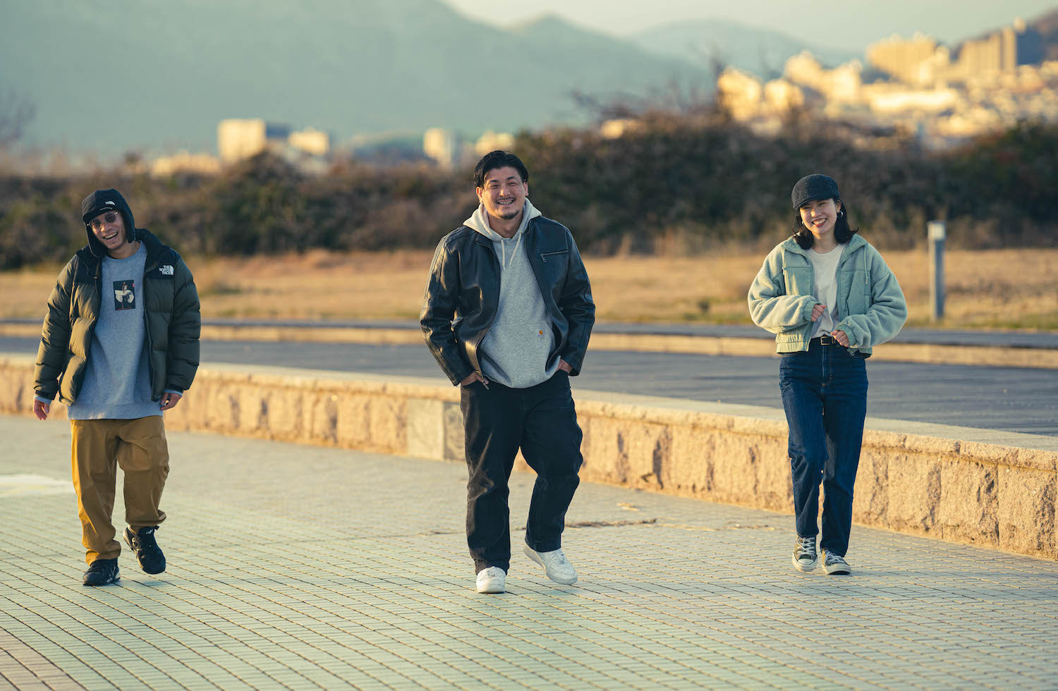 インストラクター3人がこちらに向かって歩いてきている写真